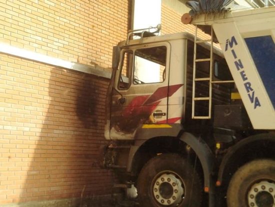 VILLA. Perla dello Stretto, bruciato mezzo di una ditta impegnata nei lavori