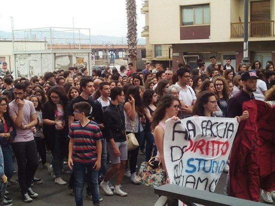VILLA. Carenza aule all’istituto “Nostro-Repaci”, in piazza la rabbia degli studenti: tutte le tappe della vicenda e le dichiarazioni della preside