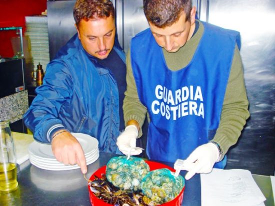 REGGIO-VILLA-SCILLA. Prodotti ittici fuori legge o scaduti: ristoratori sanzionati dalla Guardia Costiera