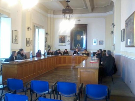 SCILLA. Scuola, sanità, viabilità: in consiglio comunale gli annunci della maggioranza e i dubbi dell’opposizione