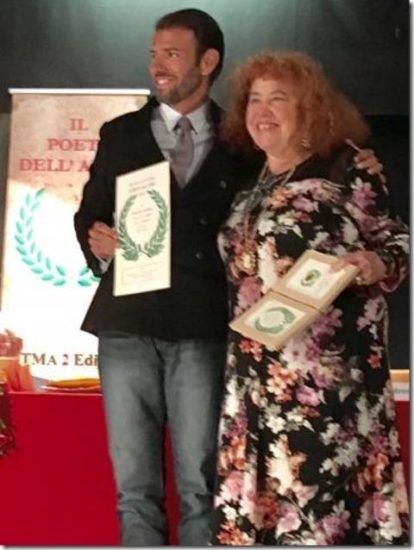 SCILLA. Nuovo successo per l’artista Giuseppina Melidoni: premiata a Milano per la poesia “Dono di carità”