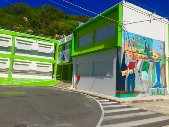 San Roberto, la scuola è un’opera d’arte con il murales di Arcangela Scalella e Antonio Santucci