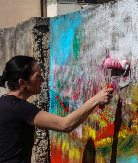 VILLA SAN GIOVANNI. Un grande murale dell’artista Rosaria Straffalaci riporta la luce nell’ex Isa