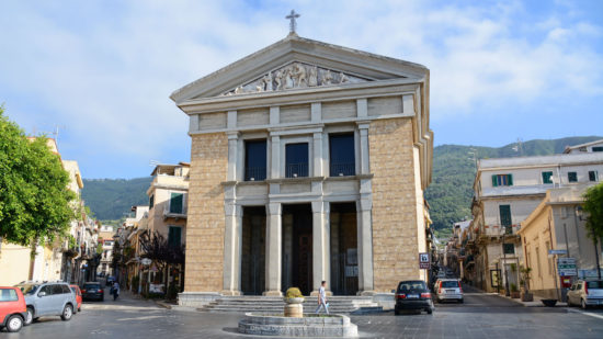 SCILLA. Piazza San Rocco rifiorisce per la festa patronale