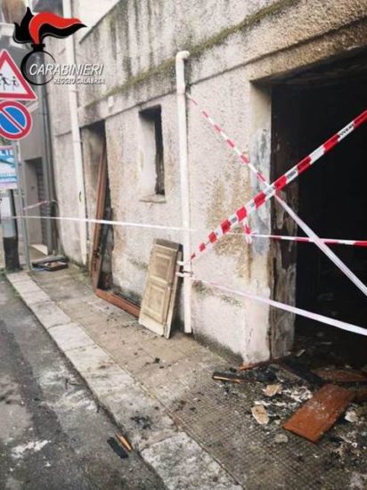 BAGNARA. Ubriaco aggredisce rumeno e gli incendia la casa, arrestato dai carabinieri