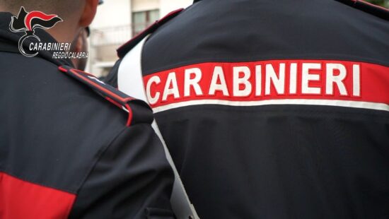 Rompono il vetro di un’auto e usano carte di credito rubate: denunciati in due