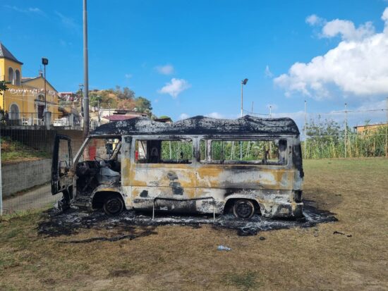 Fiumara, distrutto dalle fiamme il pulmino navetta di ‘Borgo Croce’