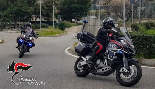 Aggredisce la compagna in strada a Reggio per gelosia: divieto di avvicinamento e braccialetto elettronico