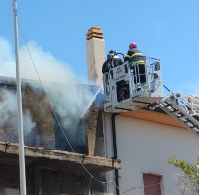 Cannitello, edificio in fiamme davanti all’asilo: si indaga sulle cause