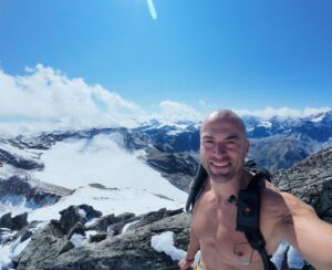 Scalzo nel gelo e nella lava dell’Etna: la sfida mai tentata del reggino Claudio Lombardo