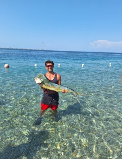Villa, pescata da riva e preda da record: lampuga di 6,2 kg