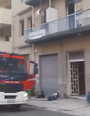 Incendio ad Acciarello, 8 persone evacuate e un Vigile del Fuoco ferito: esclusa l’esplosione della bombola