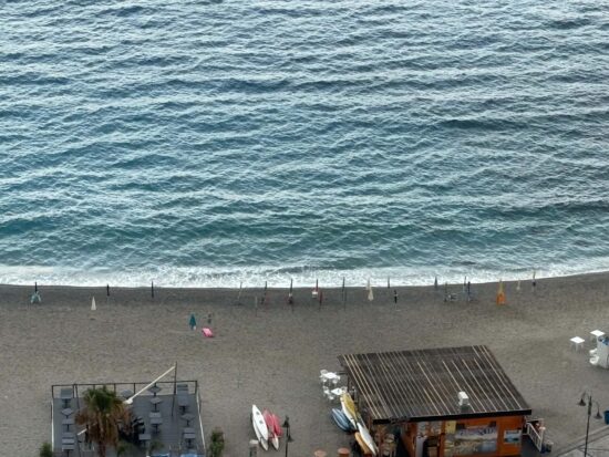 Scilla, spiaggia libera o proprietà privata? Gli ombrelloni resistono anche a settembre