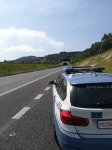 Hashish e cocaina in auto, inseguito in autostrada e arrestato
