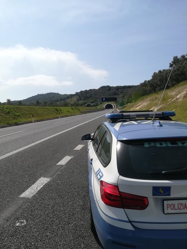 Hashish e cocaina in auto, inseguito in autostrada e arrestato